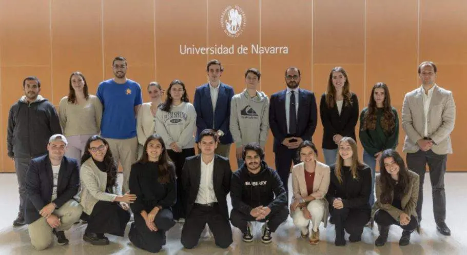 El embajador de EAU en España, de pie cuarto por la derecha, junto a alumnos y personal de la Universidad de Navarra. (Cedida)