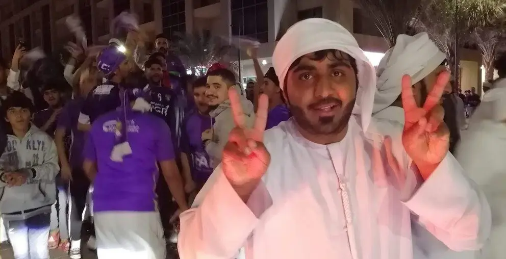 Aficionados emiratíes tras un partido de fútbo. (EL CORREO)