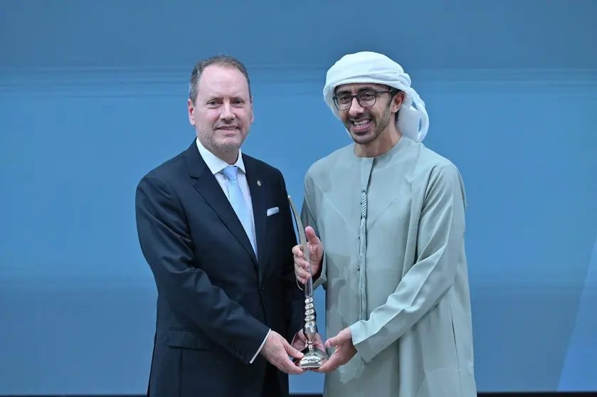 El embajador de Uruguay en EAU recibe el premio del canciller emiratí. (Cedida)