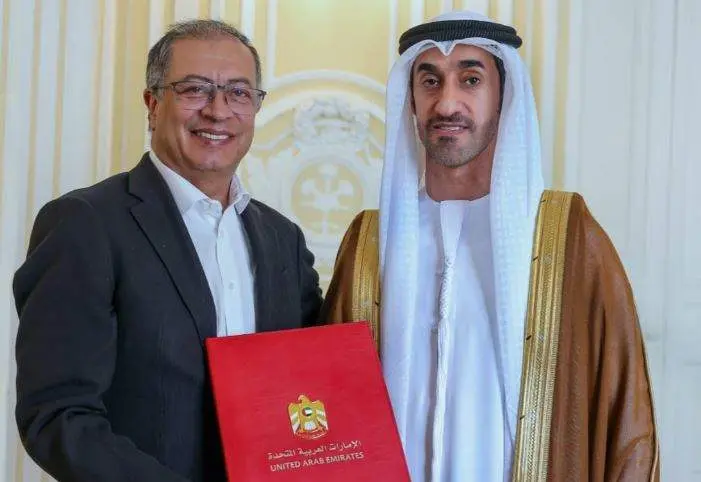 El nuevo embajador junto al presidente de Colombia