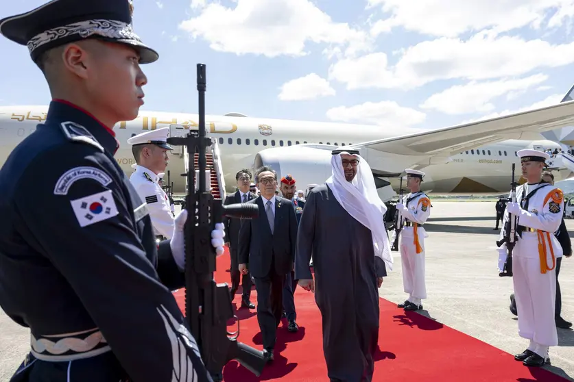 El presidente de EAU en un aeropuerto de Corea del Sur. (WAM)