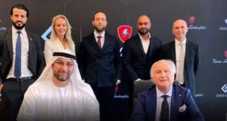 Firma del acuerdo en Dubai entre Gulf Land y Lamborghini. (X)