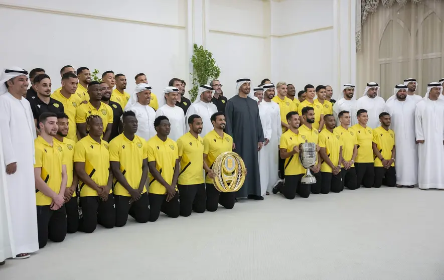 El presidente de EAU con miembros del equipo técnico y jugadores del Al Wasl. (WAM)