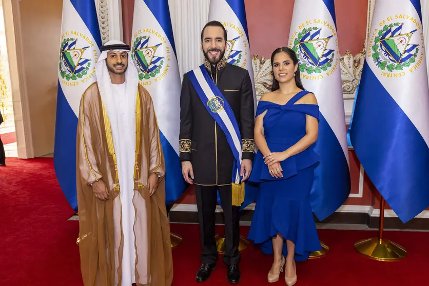 El representante de Emiratos junto al presidente de El Salvador y su esposa. (WAM)