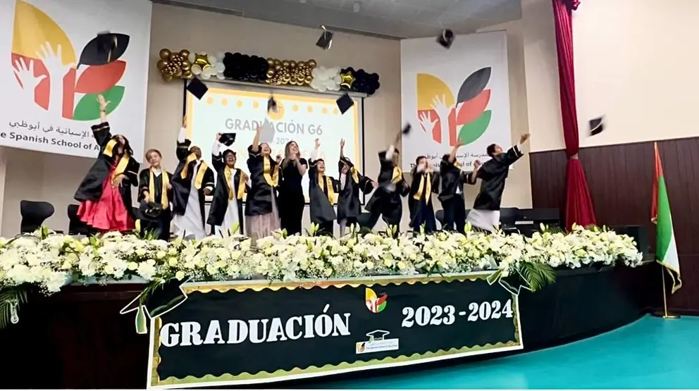 Los alumnos de sexto de primaria de The Spanish School of Abu Dhabi lanzan sus birretes al aíre. (EL CORREO)