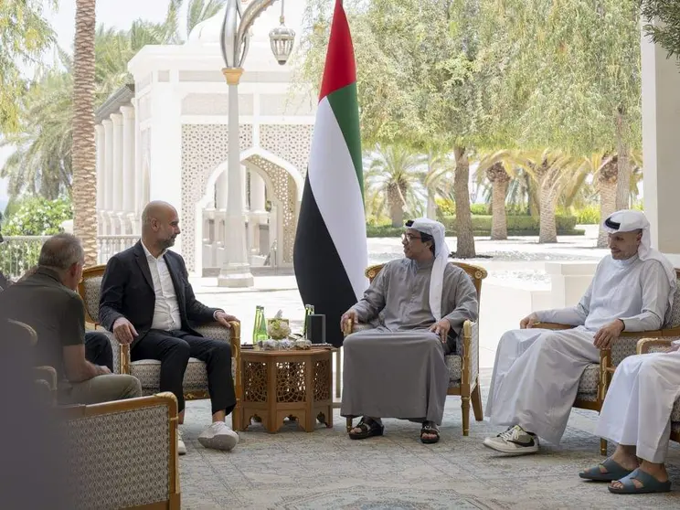 Pep Guardiola con los propietarios del Manchester City en Abu Dhabi. (WAM)