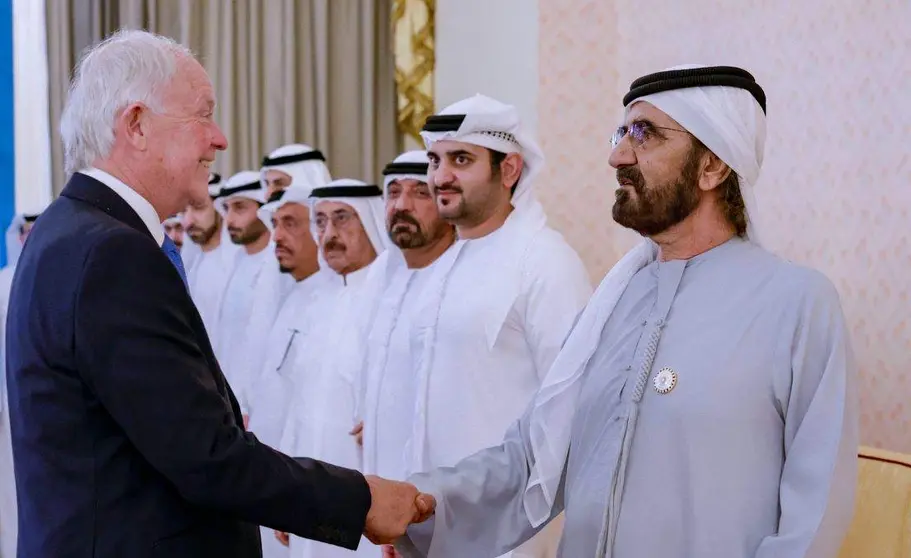 El gobernante de Dubai saluda al presidente de Emirates Airline. (X)