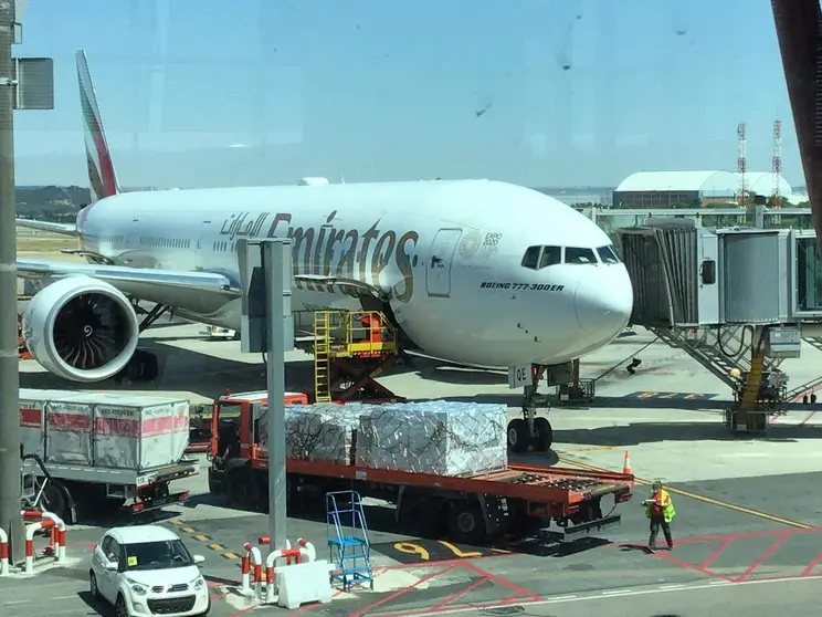 Avión de Emirates en el aeropuerto de Madrid. (EL CORREO)
