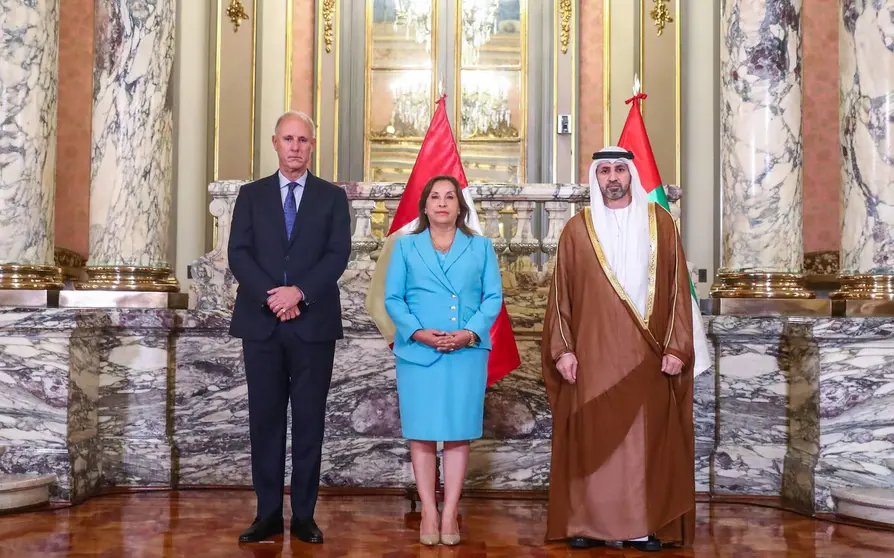En el centro de la imagen la presidenta de Perú junto al embajador emiratí. (WAM)