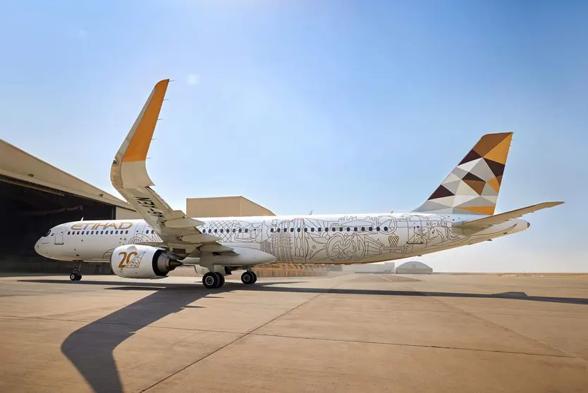 Un avión de Etihad con la decoración por el 20 aniversario. (WAM)