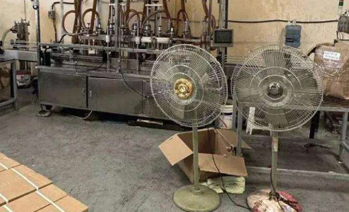 Imagen del almacén dedicado a la producción, envasado, almacenamiento y venta de aceites y lubricantes para automóviles falsificados en la Nueva Zona Industrial.