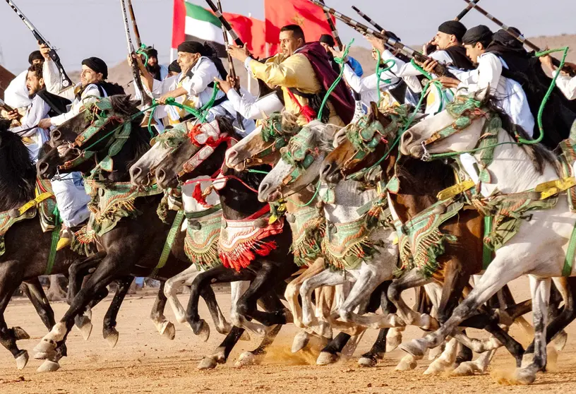 Espectacular carga ecuestre con participación de Emiratos Árabes Unidos durante XVII edición del Moussem de Tan-Tan. (Julián Pérez)