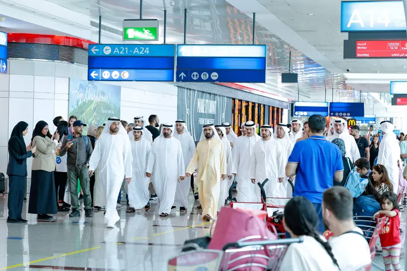 En el centro de la imagen, el gobernante de Dubai durante su recorrido por el aeropuerto. (WAM)