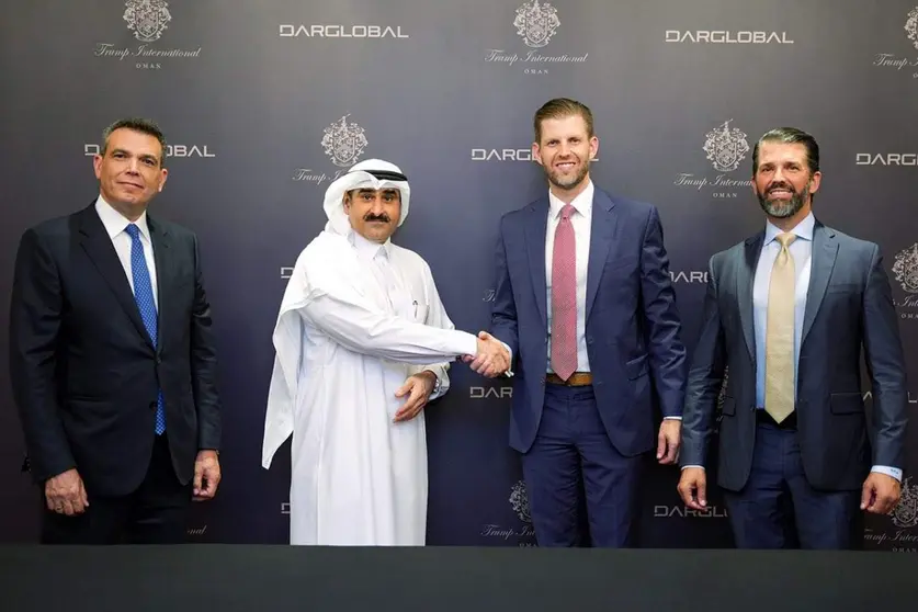 Un momento del acuerdo entre Dar Global y la organización Trump. (X)