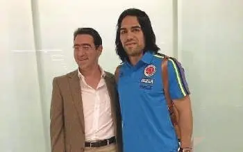 El embajador de Colombia junto a Falcao en Abu Dhabi. (Patricia Mogollón)