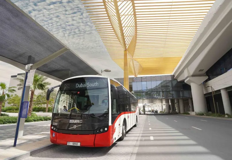 Uno de los autobuses de la RTA de Dubai. (WAM)