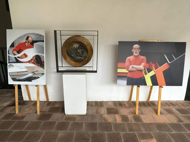 Ramírez Villamizar, inmortalizado junto a sus obras en el museo de Pamplona dedicado a su figura. (Patricia Mogollón)