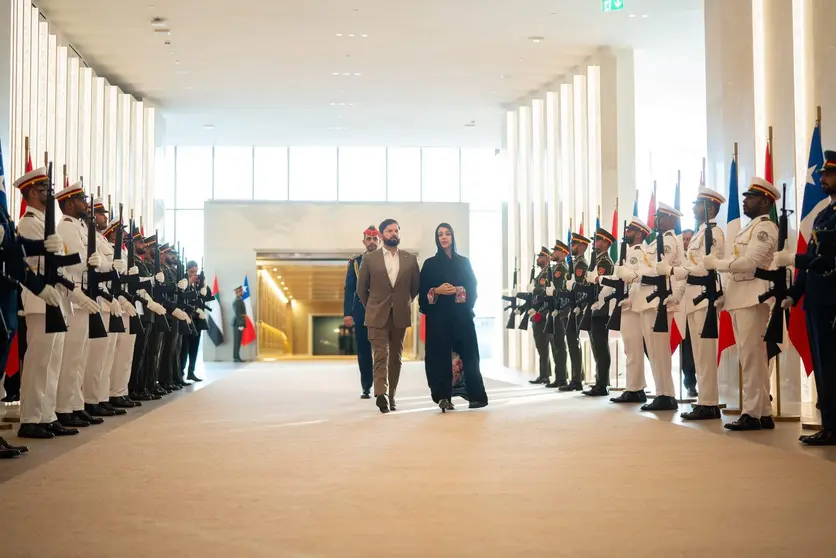 El mandatario chileno fue recibido en el Aeropuerto Presidencial de Abu Dhabi por la ministra de Estado para la Cooperación Internacional, Reem bint Ebrahim Al Hashimy. (X)