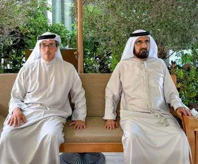 A la izquierda, el jeque Mansour bin Zayed junto al jeque Mohammed bin Rashid. (WAM)