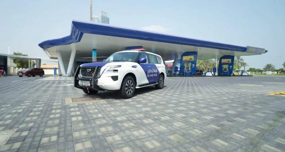 Un vehículo policial en una gasolinera de Abu Dhabi. (WAM)