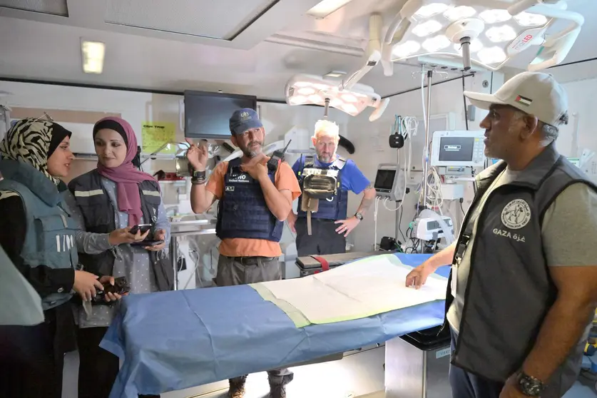 Un momento de la visita de la delegación de la OMS al hospital de campaña de Emiratos Árabes en Gaza. (WAM)