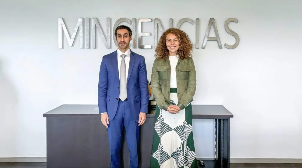 El embajador emiratí en Bogotá, Mohammed Abdullah Al Shamsi, con la ministra de Ciencia, Tecnología e Innovación de Colombia, Yesenia Olaya-Requene (WAM)