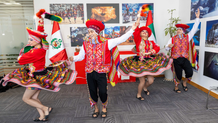 Los artistas peruanos visitaron el Consulado de su país en Dubai. (Gobierno de Perú)