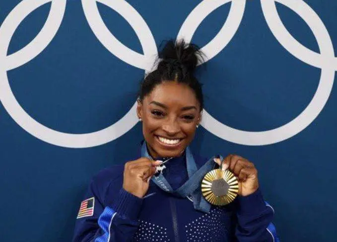 Biles con una de las medallas conseguidas en las Olimpiadas de París 2024. (X)