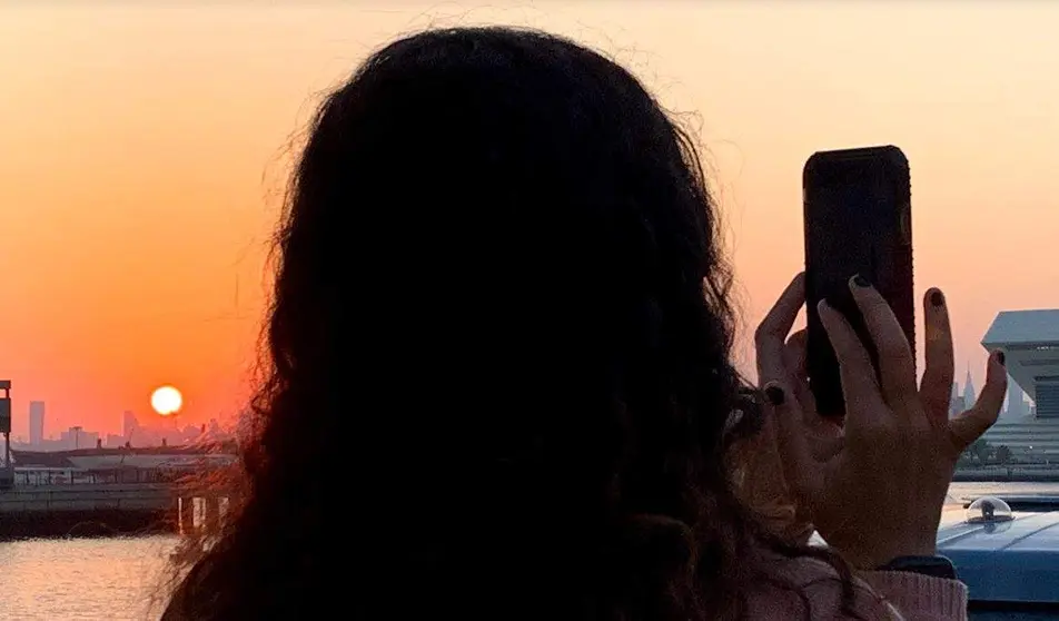 Una joven con un móvil en Dubai. (EL CORREO)