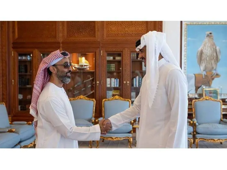 El emir de Qatar saluda al asesor de Seguridad Nacional de EAU. (WAM)
