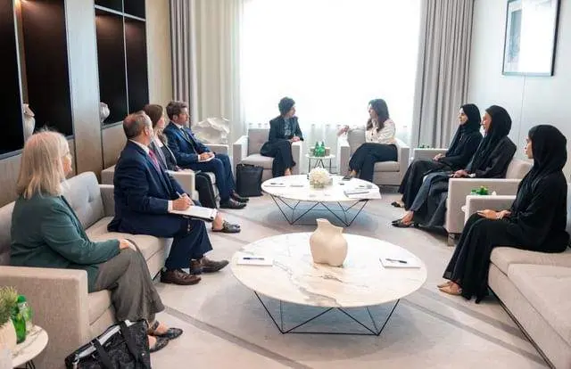 La ministra adjunta de Asuntos Político de EAU recibe a Rina Amiri, enviada especial de Estados Unidos para las mujeres, las niñas y los derechos humanos en Afganistán. (WAM)