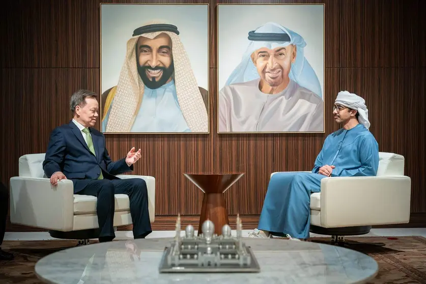 El jeque Abdullah bin Zayed Al Nahyan junto al miembro del Politburó del Partido Comunista Chino. (WAM)