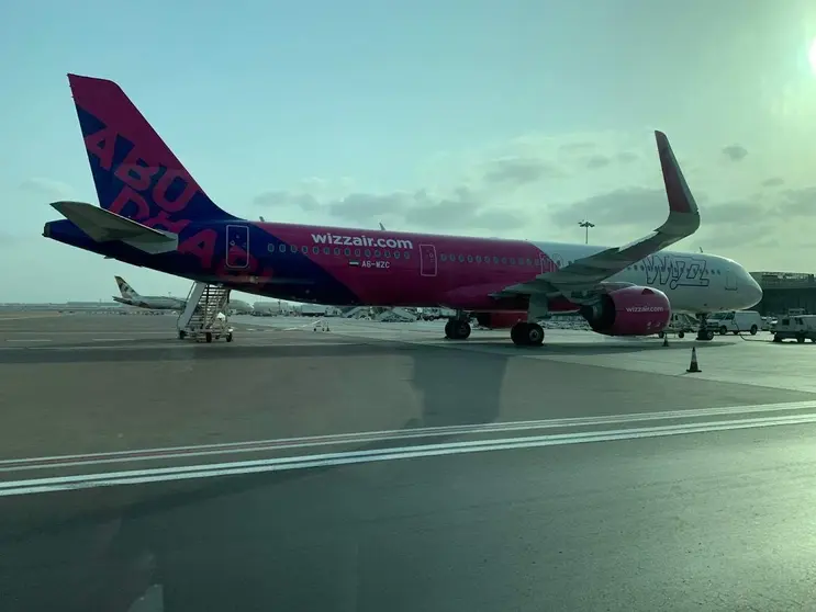 Un avión de Wizzair en el aeropuerto de Abu Dhabi. (EL CORREO)