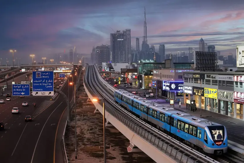 El metro a su paso por el centro de la ciudad. (WAM)
