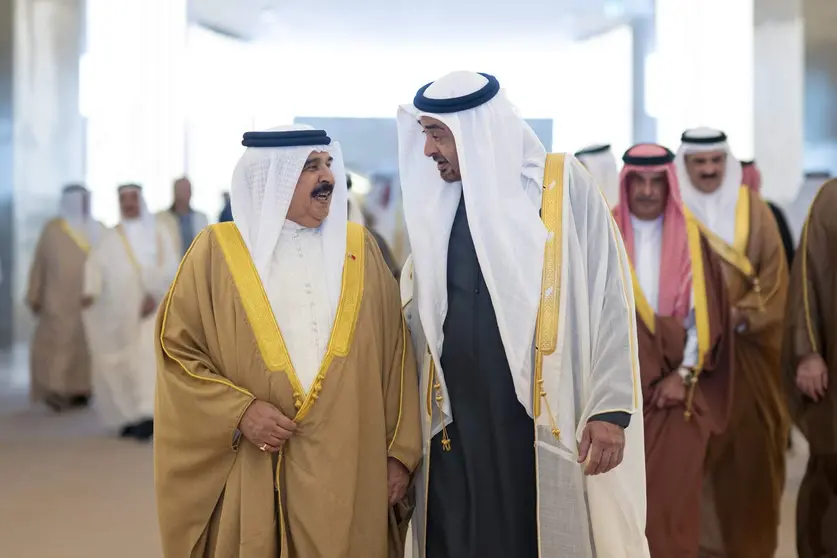 El presidente de EAU a la derecha junto al rey de Bahréin en Abu Dhabi. (WAM)