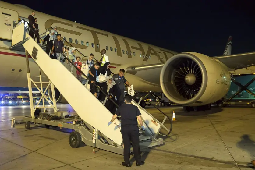 Los niños de Gaza bajan de una avión de Etihad. (WAM)