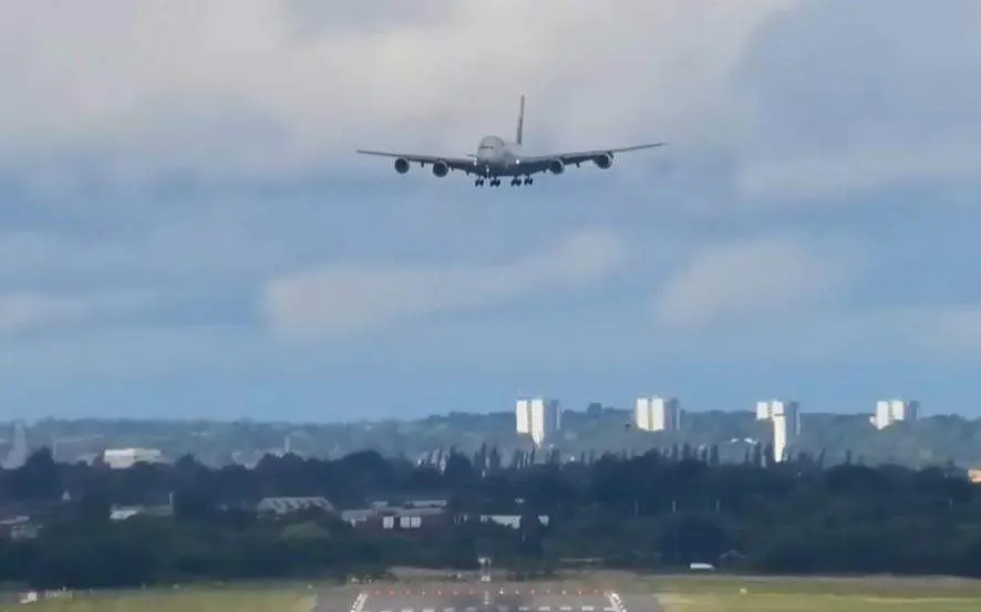 Captura de pantalla del A380 justo antes de tomar tierra. (Youtube)