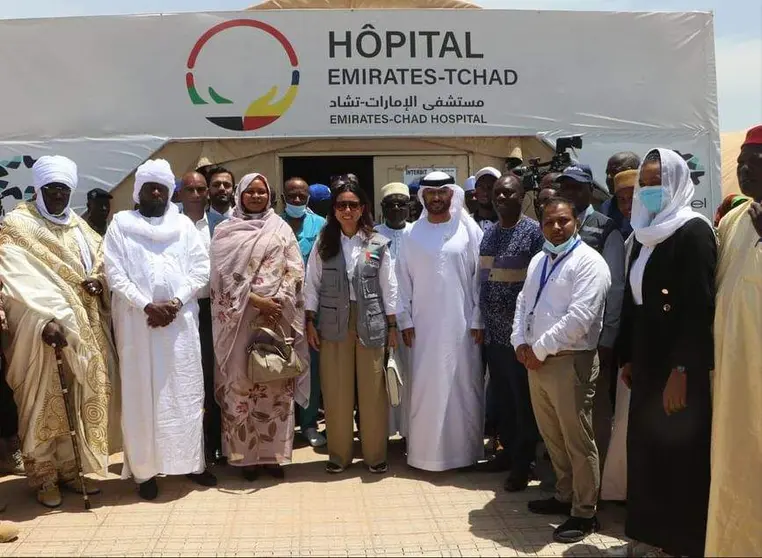 La delegación de Emiratos con representantes sudaneses en Chad. (WAM)
