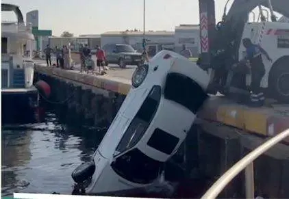 Captura de pantalla de un vídeo de operación de rescate difundido por la Policía de Dubai.