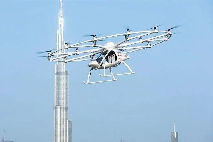 Un taxi volador realiza un vuelo de prueba con el Burj Khalifa de fondo en Dubai. (Fuente externa)