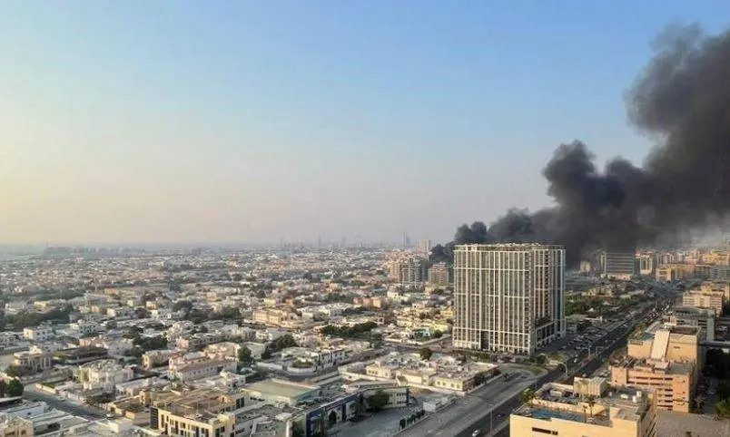 El humo del incendio era visible en gran parte de la ciudad. (X)
