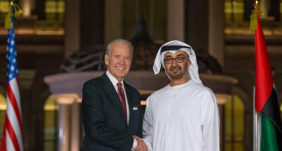 El jeque Mohamed, entonces príncipe heredero de Abu Dhabi se reunió con el entonces vicepresidente Joe Biden en el Emirates Palace en marzo de 2016. (Corte del Príncipe Heredero)