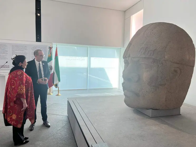 El director del museo del Louvre Abu Dhabi junto a  la sububsecretaria de Relaciones Exteriores de México ante la Cabeza Olmeca. (EL CORREO)