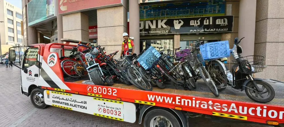 La Policía de Dubai dufindió una imagen de los vehículos confiscados en Naif.