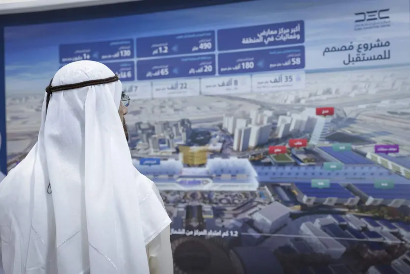 El gobernante de Dubai ante la maqueta del centro de exhibición. (WAM)