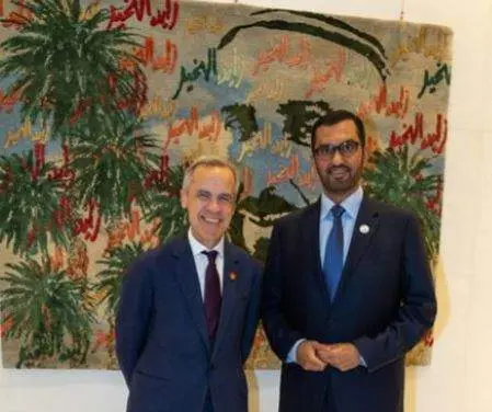 Sultan Al Jaber (derecha), ministro de Industria y Tecnología Avanzada de EAU y presidente de Masdar y Connor Teskey (i), director ejecutivo de Brookfield Renewable Partners. (WAM)