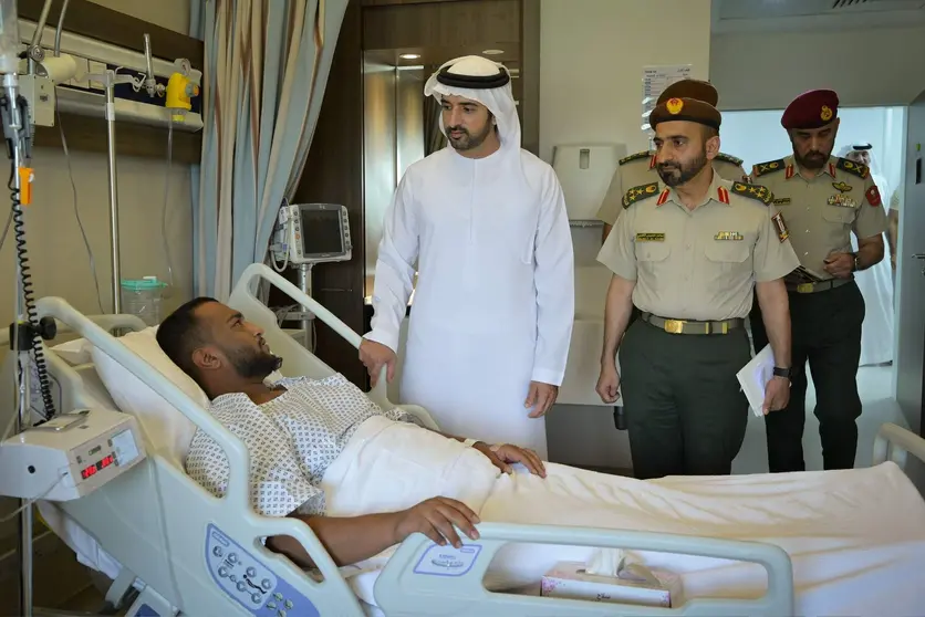 El príncipe heredero de Dubai y ministro de Defensa visita a uno de los militares heridos en el accidente. (WAM)
