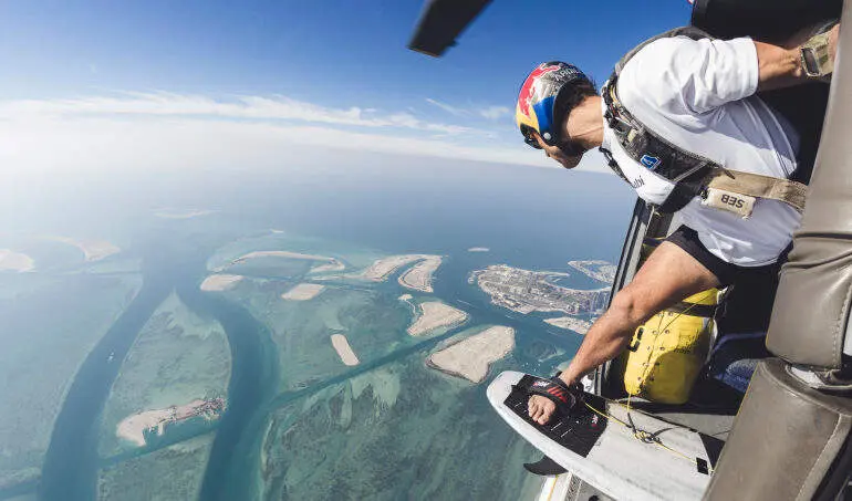 Sebastián Álvarez salta en Abu Dhabi desde un helicóptero. (X)