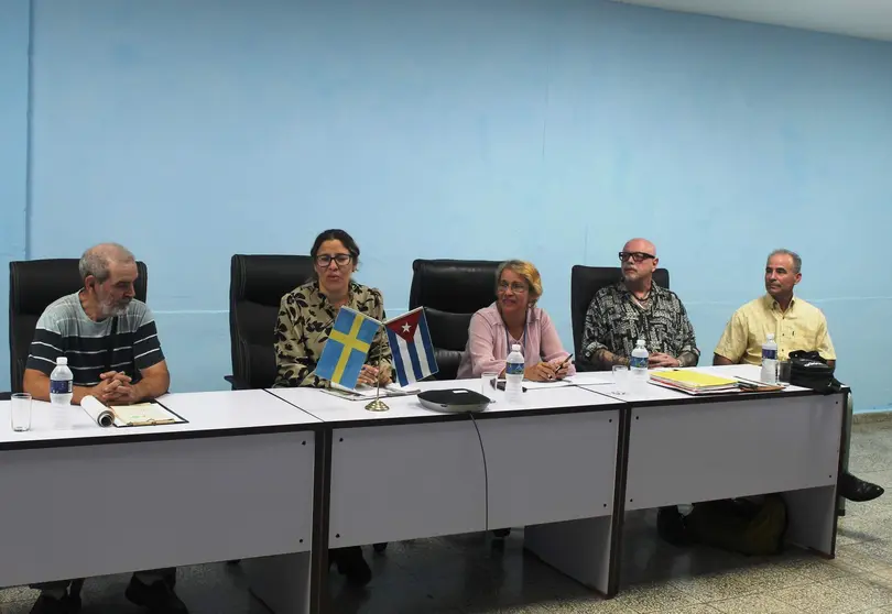 En la imagen de izquierda a derecha:  Ismael Hernández,  Beatriz Dávila, Varinia González, el profesor Karlsson y Luis el Estudiante. (Cedida)