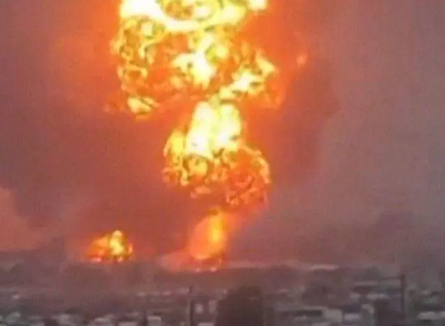 Una captura de imagen extraída de un vídeo publicado en las redes sociales este domingo muestra columnas de humo sobre la ciudad portuaria de Hodeidah. (X)